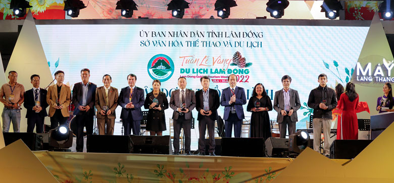 Phó Chủ tịch UBND tỉnh Phạm S và ông Nguyễn Viết Vân trao biểu trưng cho các đơn vị đồng hành.