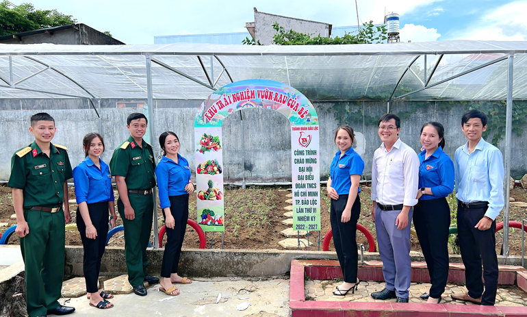 Tuổi trẻ Bảo Lộc trao tặng công trình “Vườn rau cho em” cho trường Mẫu giáo Hoa Hồng