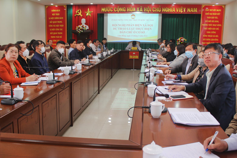 Các đại biểu tham dự Hội nghị Phản biện xã hội Dự thảo Luật Thực hiện dân chủ ở cơ sở theo hình thức trực tuyến tại điểm cầu Lâm Đồng
