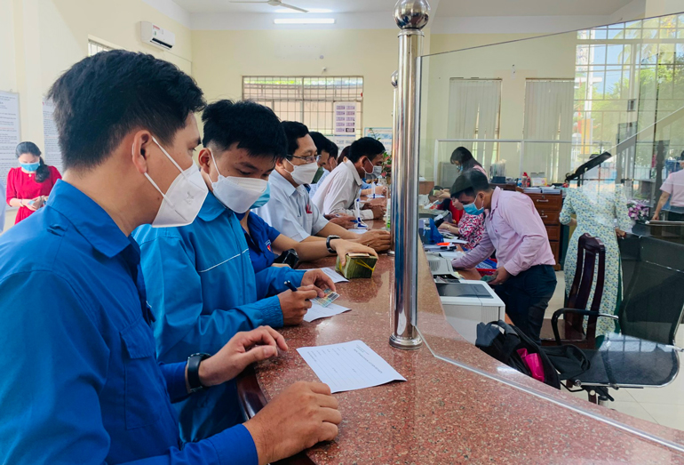 Cán bộ, đảng viên, công chức, viên chức, hội viên, đoàn viên và Nhân dân huyện Đạ Tẻh tham gia hưởng ứng ngày gửi tiết kiệm vì người nghèo