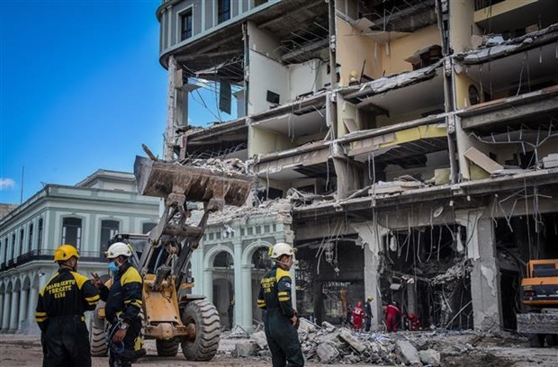 Lực lượng cứu hộ khắc phục hậu quả tại hiện trường vụ nổ khách sạn Saratoga ở thủ đô La Habana (Cuba), ngày 8/5/2022