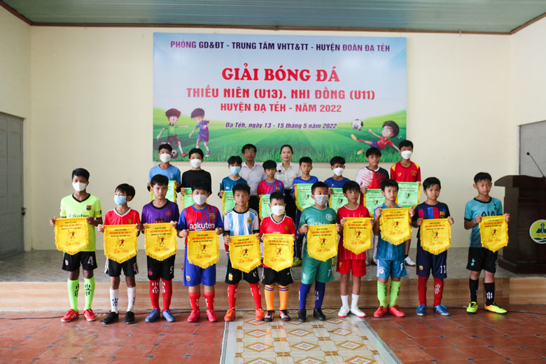 Ban Tổ chức trao cờ lưu niệm cho các đội bóng tham dự giải