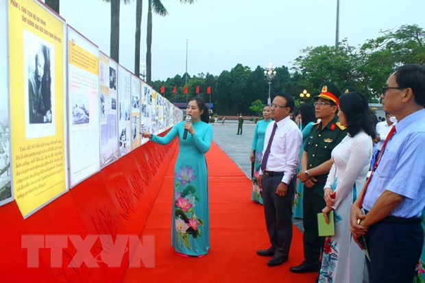 Các đại biểu xem các bức ảnh tại Triển lãm “Đẩy mạnh học tập và làm theo tư tưởng, đạo đức, phong cách Hồ Chí Minh.”