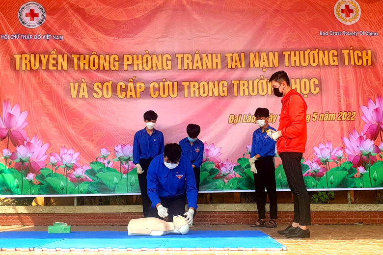 Hướng dẫn kỹ năng nhận biết và sơ cấp cứu tai nạn thương tích cho học sinh Trường THCS Đại Lào