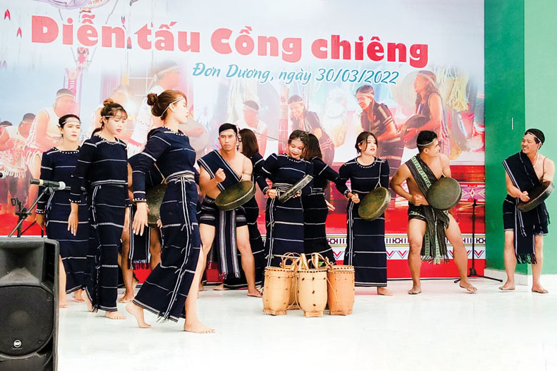 Câu lạc bộ Cồng chiêng thôn Đồng Đò biểu diễn tại Hội thi Diễn tấu cồng chiêng trong Ngày hội Văn hoá Thể thao vùng đồng bào dân tộc thiểu số tỉnh Lâm Đồng lần thứ 5