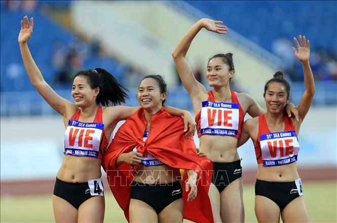 Các VĐV đội 4x400m tiếp sức nữ của Việt Nam ăn mừng chiến thắng
