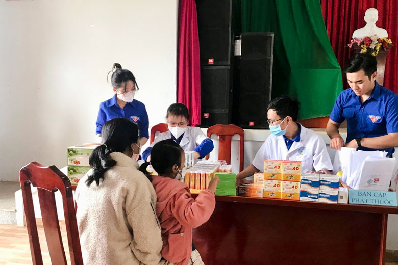 Đơn Dương:  Thầy thuốc trẻ làm theo lời Bác, tình nguyện vì sức khỏe cộng đồng