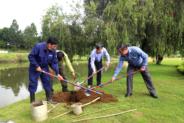 Đồng chí Nguyễn Văn Triệu – Bí thư Thành ủy Bảo Lộc cùng các đại biểu trồng cây xanh tại hồ Đồng Nai Thượng hưởng ứng lễ phát động Tết trồng cây đời đời nhớ ơn Bác Hồ
