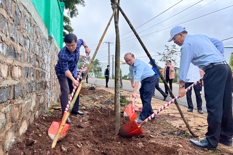 Lãnh đạo huyện Di Linh tham dự Tết trồng cây đời đời nhớ ơn Bác