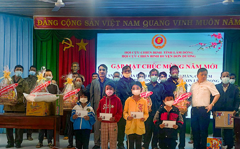 Hội CCB Đơn Dương trao quà cho hội viên và học sinh nghèo nhân dịp Tết