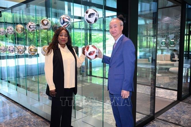 Tổng Thư ký FIFA, bà Fatma Samoura và Đại sứ Phùng Thế Long tại trụ sở FIFA ngày 17/5