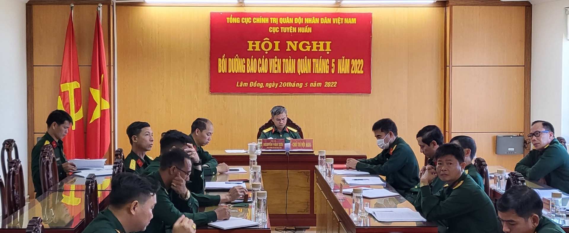 Đại tá Nguyễn Văn Sơn - Phó Chính uỷ Bộ Chỉ huy Quân sự tỉnh cùng các báo cáo viên trong Bộ Chỉ huy Quân sự tỉnh tham dự hội nghị tại điểm cầu Lâm Đồng