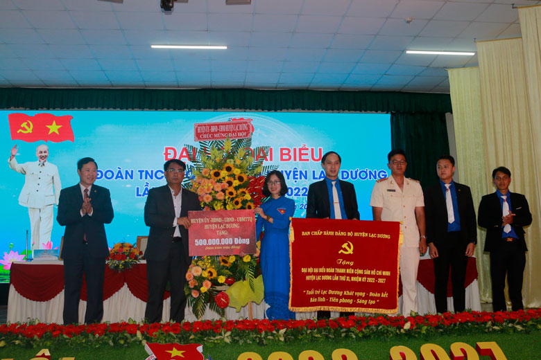 Lãnh đạo huyện Lạc Dương tặng hoa, bức trướng chúc mừng Đại hội và 500 triệu đồng để triển khai mô hình phát triển kinh tế cho ĐVTN