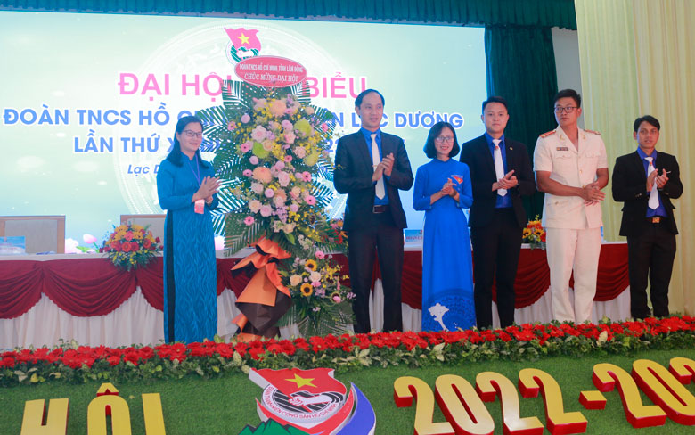 Bí thư Tỉnh Đoàn Trần Thị Chúc Quỳnh tặng lẵng hoa chúc mừng Đại hội