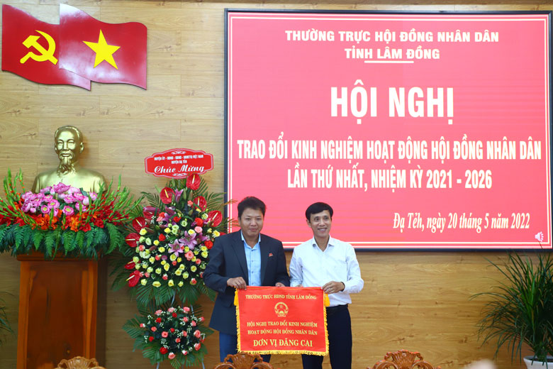 Thường trực HĐND huyện Đạ Tẻh trao cờ đăng cai hội nghị trao đổi kinh nghiệm hoạt động HĐND lần thứ hai cho Thường trực HĐND huyện Đam Rông