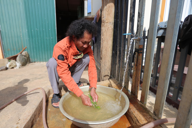 Nhiều hộ dân tại xã Lát còn thiếu nước sạch sinh hoạt