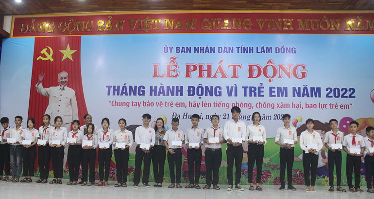 Bà Lê Thị Thêu – Giám đốc Sở Lao động Thương binh và Xã hội và ông Lưu Hồng Long – Phó Chủ tịch UBND huyện Đạ Huoai trao học bổng cho các em học sinh