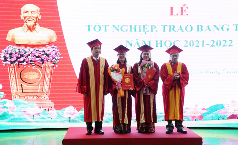 Hiệu trưởng và Chủ tịch Hội đồng Trường Đại học Đà Lạt trao bằng cho hai tân tiến sĩ