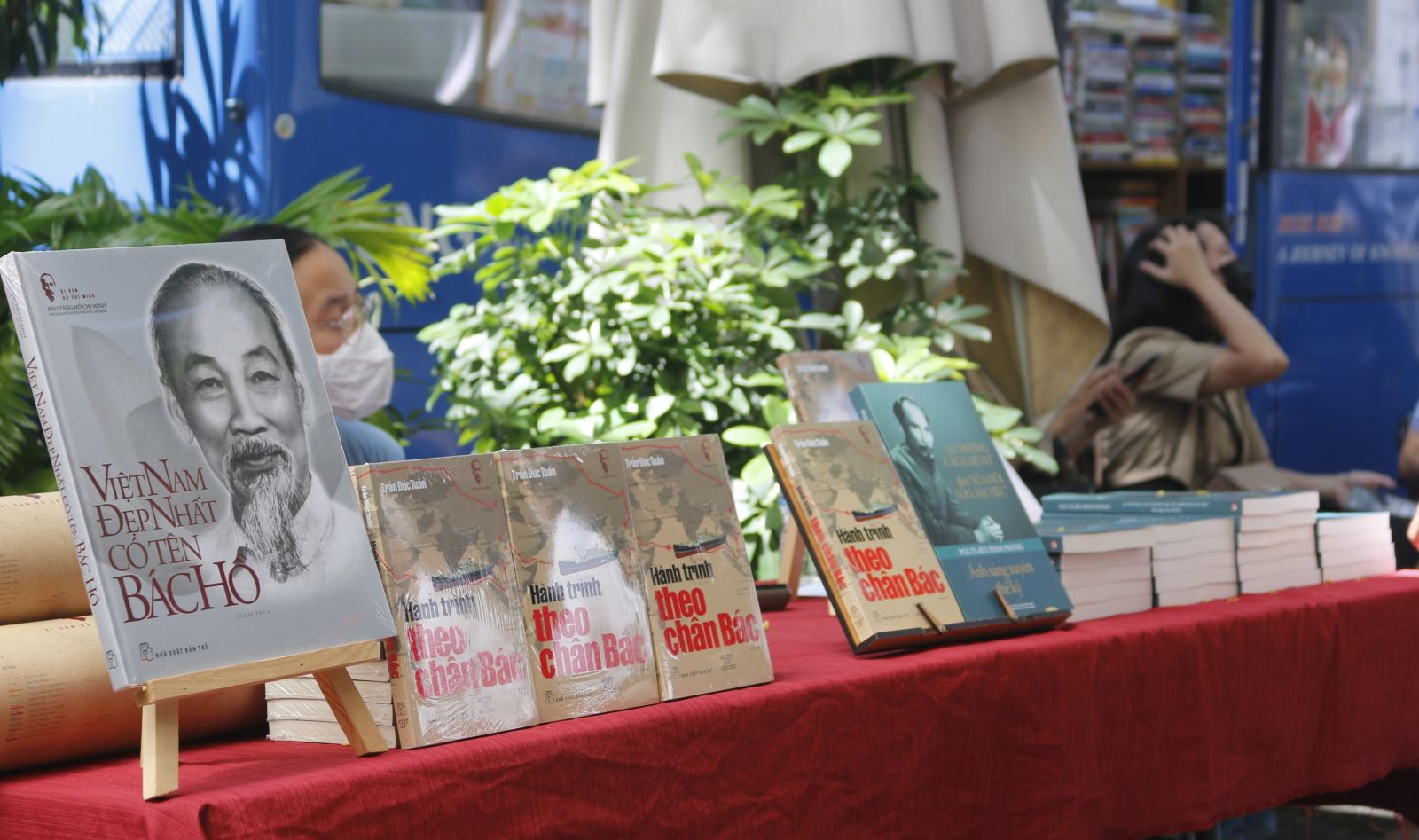 Các tác phẩm viết về Bác Hồ đang được trưng bày, giới thiệu tại Đường sách TP Hồ Chí Minh