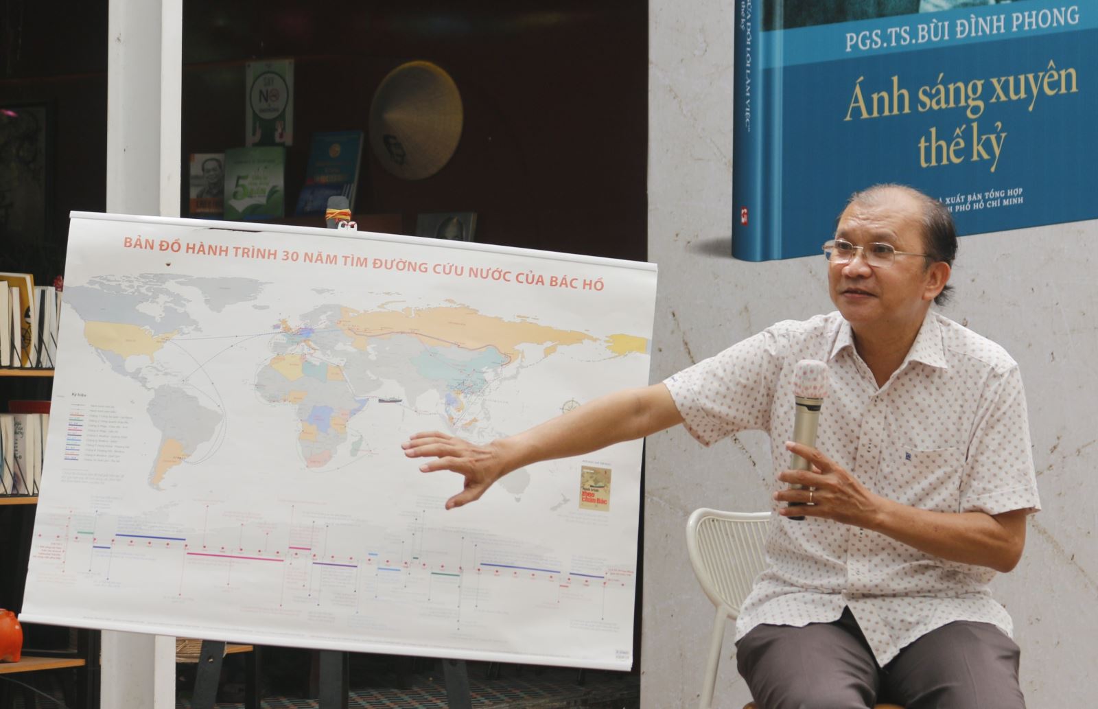 Nhà báo Dương Thành Truyền, nguyên Chủ tịch Hội đồng Thành viên Công ty TNHH MTV NXB Trẻ chia sẻ về quá trình thực hiện bản đồ 