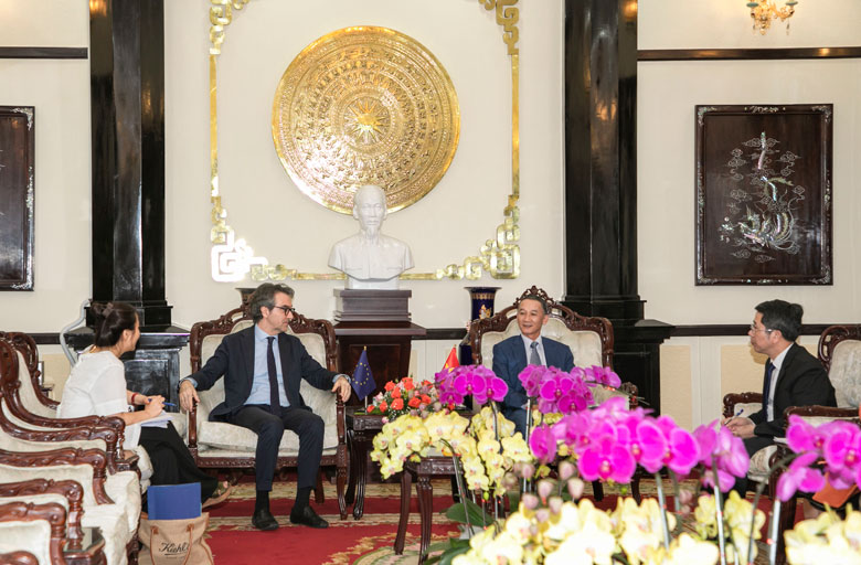 Chủ tịch UBND tỉnh Lâm Đồng Trần Văn Hiệp trao đổi với Ngài đại sứ Giorgio Aliberti