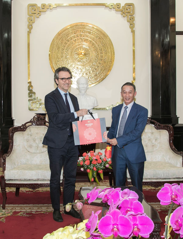 Chủ tịch UBND tỉnh Lâm Đồng Trần Văn Hiệp tặng các sản phẩm đặc sản của Lâm Đồng cho Ngài đại sứ