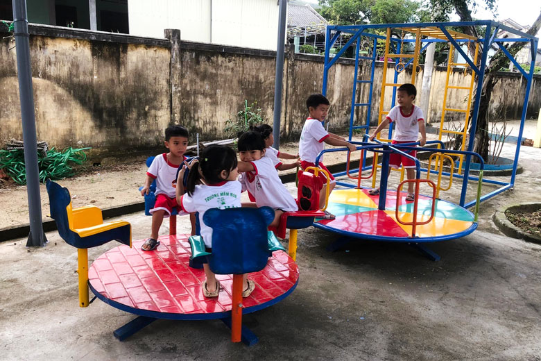 Các em học sinh ở điểm trường thôn Đông An đã có điểm vui chơi sau giờ học