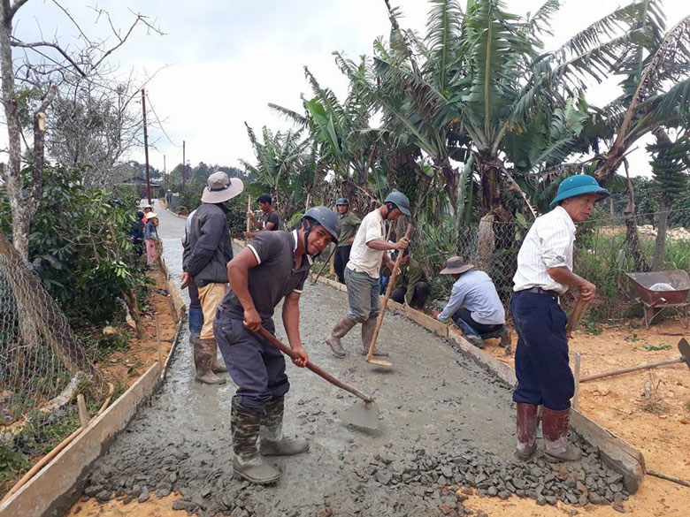 CCB huyện Lạc Dương tham gia đóng góp ngày công làm đường giao thông nông thôn