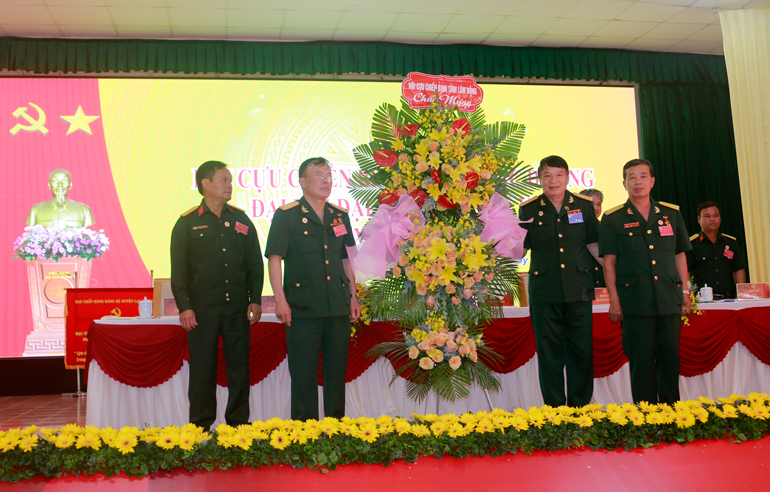 Lãnh đạo Hội Cựu Chiến binh tỉnh tặng lẵng hoa chúc mừng Đại hội