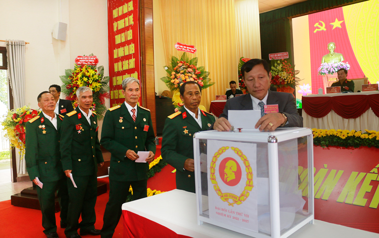 Các đại biểu bỏ phiếu bầu Ban Chấp hành Hội Cựu chiến binh huyện Lạc Dương khóa VII, nhiệm kỳ 2022 – 2027