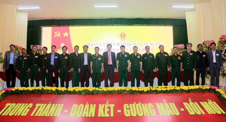 Các đồng chí lãnh đạo huyện Lạc Dương và Hội Cựu chiến binh tỉnh chụp hình lưu niệm với Ban Chấp hành Hội Cựu chiến binh huyện Lạc Dương khóa VII, nhiệm kỳ 2022 – 2027