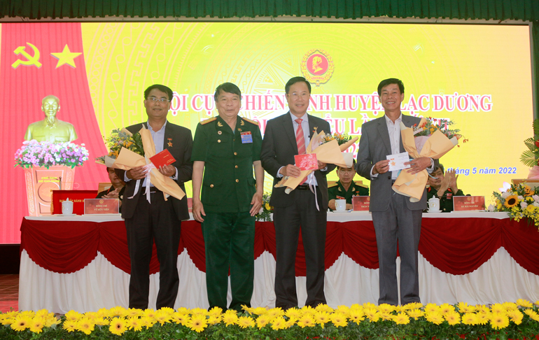 Trao Kỷ niệm chương Cựu chiến binh cho các cá nhân của huyện Lạc Dương