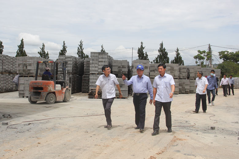 Đoàn công tác của tỉnh đi kiểm tra thực tế một số địa điểm, công trình, dự án trên địa bàn huyện Lâm Hà