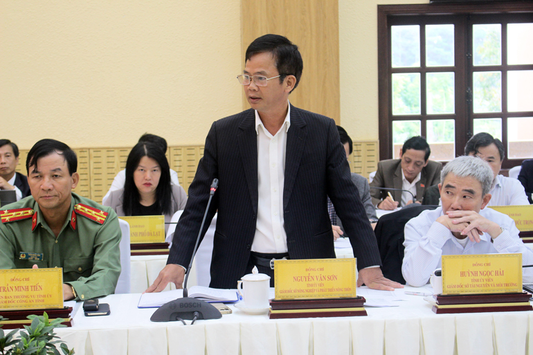 Ông Nguyễn Văn Sơn – Giám đốc sở Nông nghiệp và Phát triển nông thôn giải trình các nội dung thuộc thẩm quyền