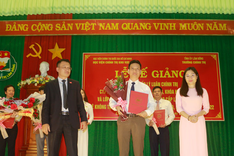Đồng chí Nguyễn Tiến Dũng - Phó Trưởng Ban Thường trực Ban Tổ chức Tỉnh ủy và Tiến sĩ Nguyễn Thị Tuyết Mai - Phó Giám đốc Học viện Chính trị Khu vực II trao bằng tốt nghiệp cho các học viên. 