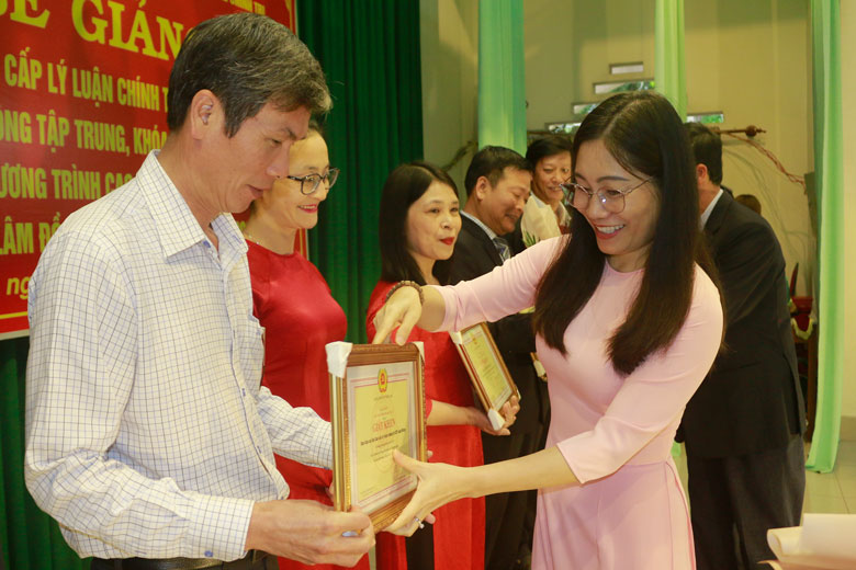 Tiến sĩ Nguyễn Thị Tuyết Mai - Phó Giám đốc Học viện Chính trị Khu vực II tặng giấy khen cho các học viên đạt danh hiệu “Học viên học tập tốt, rèn luyện tốt” và tập thể Ban cán sự lớp C17 có thành tích trong điều hành học tập và trong công tác phòng chống dịch Covid-19