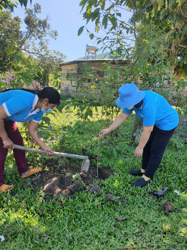 Hội LHPN huyện trồng cây tại tuyến đường Liêng Trang 2, xã Đạ Tông