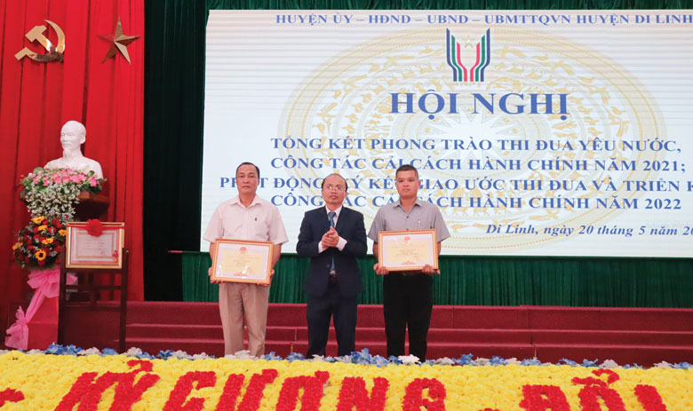 Ông Trần Đức Công - Chủ tịch UBND huyện Di Linh tặng giấy khen cho tập thể, cá nhân có thành tích xuất sắc trong các phong trào thi đua yêu nước năm 2021