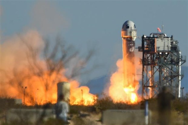 Tàu vũ trụ New Shepard thuộc Công ty dịch vụ du lịch vũ trụ Blue Origin của tỷ phú Mỹ Jeff Bezos rời bệ phóng, thực hiện chuyến bay thương mại thứ tư vào vũ trụ với sáu hành khách, từ bãi phóng ở phía Tây bang Texas (Mỹ), ngày 31/3/2022