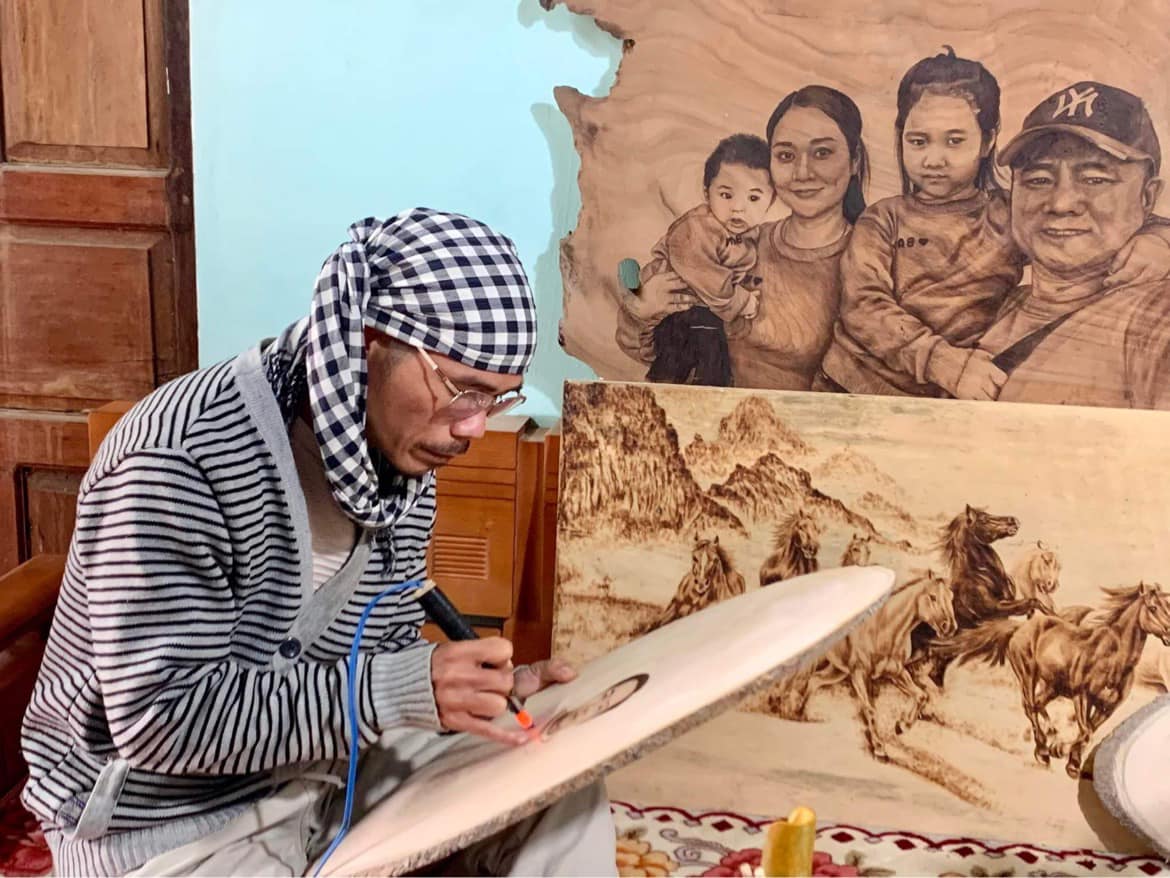 Anh Nguyễn Khánh Hoàng đang vẽ tranh bằng bút lửa tại Đà Lạt