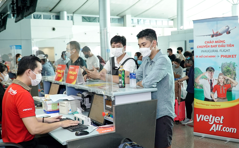 Hành khách tại quầy làm thủ tục bay đi Phuket tại sân bay Tân Sơn Nhất