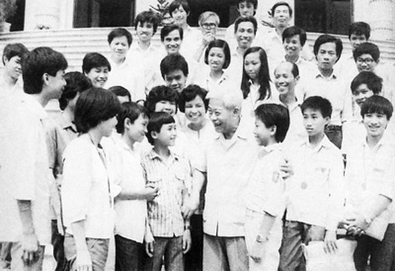 Đồng chí Phạm Hùng trò chuyện với các thầy, cô giáo và học sinh dự thi quốc tế các môn Nga văn, toán và vật lý ngày 17/9/1987. Ảnh tư liệu