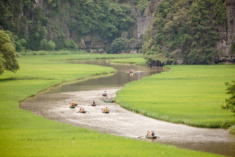 Du khách khám phá Tam Cốc bằng thuyền dọc sông Ngô Đồng
