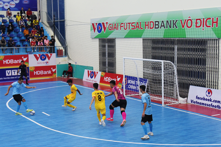 Trận đấu giữa Hưng Gia Khang Đắk Lắk (áo vàng) – VietFootball (áo xanh)