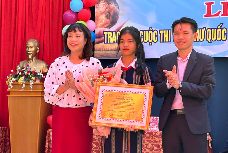 Nữ sinh Lâm Đồng đoạt giải Cây bút triển vọng cuộc thi viết thư UPU