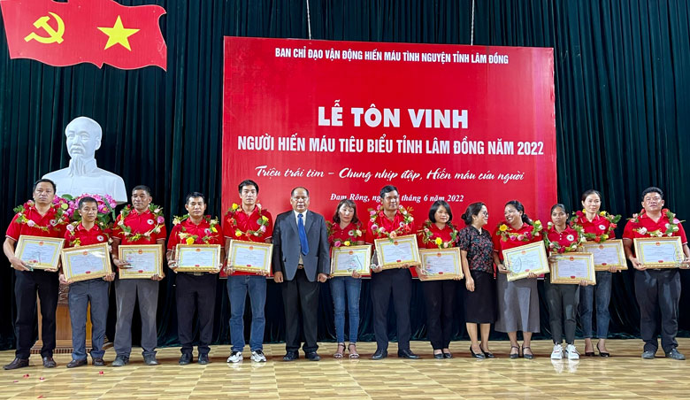 UBND huyện Đam Rông đã tặng giấy khen cho 14 gia đình có thành tích trong phong trào HMTN năm 2022