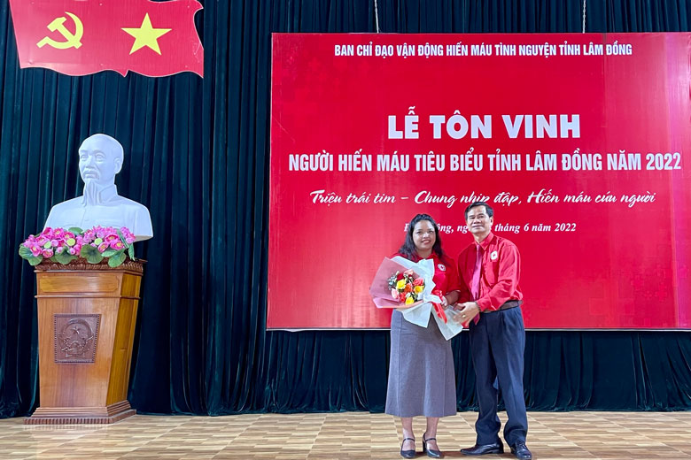 Lãnh đạo Hội Chữ thập đỏ tỉnh tặng hoa cho chị K’ Thoen đại diện cho những người tham gia HMTN.