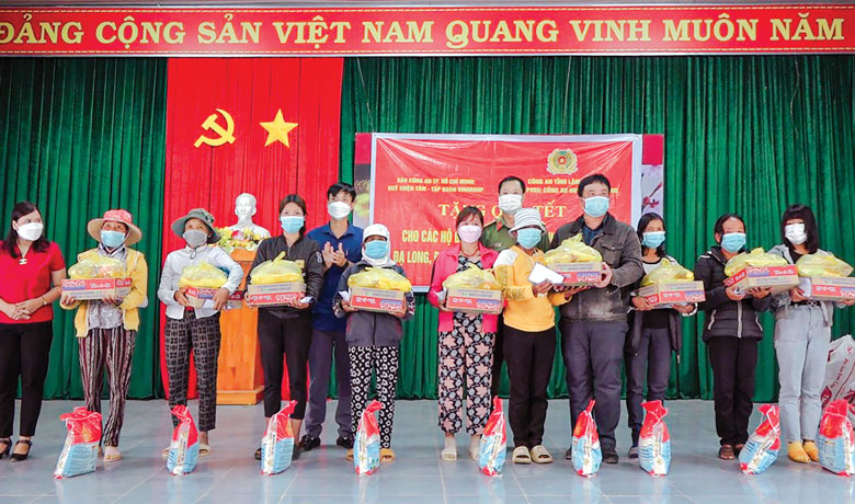 Cán bộ chiến sĩ Phòng PV05 Công an tỉnh phối hợp với Báo Công an TP HCM tặng quà Tết cho người dân xã Đạ Long, huyện Đam Rông