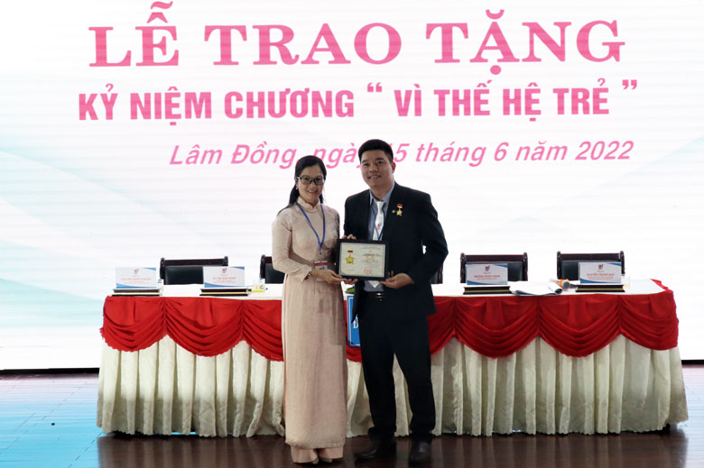 trao Kỷ niệm chương Vì thế hệ trẻ của Trung ương Đoàn cho Tiến sĩ Nguyễn Văn Ngọc - Đảng ủy viên, Trưởng Phòng Chính trị - Công tác sinh viên