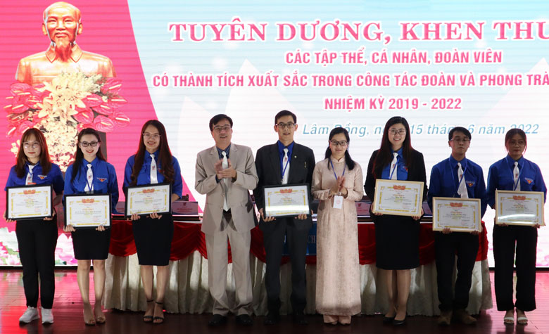 Ban Chấp hành Tỉnh Đoàn Lâm Đồng trao tặng bằng khen cho các tập thể và cá nhân có thành tích xuất sắc trong công tác Đoàn và phong trào sinh viên nhiệm kỳ 2019 - 2022